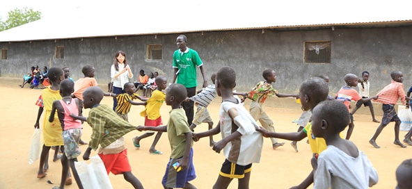 校庭で遊ぶ子どもたち。
