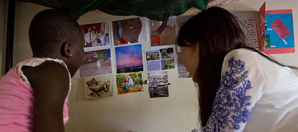 女の子と話すアグネス大使。