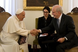ローマで会談したローマ法王フランシスコ聖下とユニセフ事務局長 アンソニー・レーク。