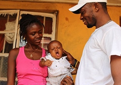 4カ月になったモーセちゃんと両親。エボラ回復者の母親は、モーセちゃんに母乳を与えることができなかった。