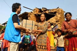 ネパールの人里から遠く離れたMaidi村に、支援物資をとどける穂積代表(2015年5月1日)