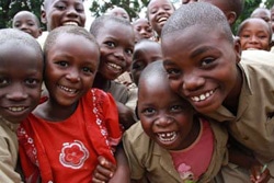 笑顔をみせるガコラ小学校の子どもたち。