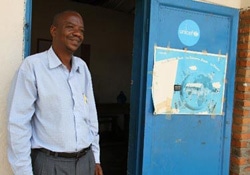 「子どもにやさしい学校」アプローチで、生徒の学習成績に大きな変化があったと語るガコラ小学校のアブドン・ハビャリマナ校長先生。