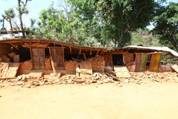 大地震で倒壊した学校(Gerkhutar村)