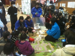 宮城県石巻市の避難所に届けられた「箱の中の幼稚園」とレクリエーションキットで遊ぶ子どもたち