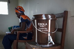 教会の入口に置かれたプラスチック製のバケツ。中には殺菌作用のある塩素を薄めた溶液がはいっており、人々は教会の中に入る前に、エボラから身を守るためにこのバケツの溶液で手を洗う（リベリアのJoe Blow町）
