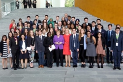 メルケル首相とJ7参加者の集合写真