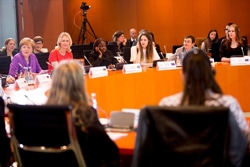 討議をおこなうメルケル首相とJ7参加者たち