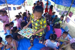 ユニセフが支援する「子どもにやさしい空間」で遊ぶ子どもたち。