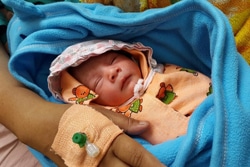 5月12日の地震の数時間後、ユニセフが設置したテントの病院で産まれた赤ちゃん。