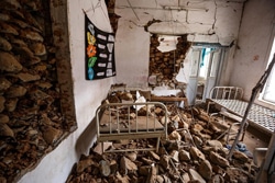ヌワコットにあるユニセフが支援する病院。地震の被害を受け、産科病棟が瓦礫で覆われた。
