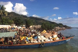 タンザニアに到着するブルンジ難民たち。