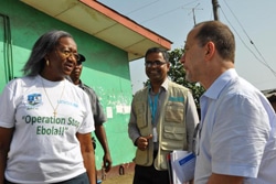 モンロビア市長クララ・ドウ・ムボンゴさん（左）