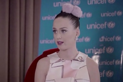 イベント後、インタビューに答えるケイティ・ペリー親善大使。