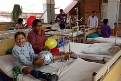 障がいのある子どもたちのためリハビリセンター附属病院で、ボールで遊ぶジャヤちゃん(11歳)