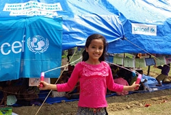 ダジン郡の被災地に設置されたユニセフの「子どもにやさしい空間」で縄跳びをとぶレジナちゃん(10歳)