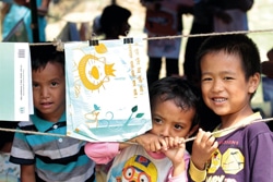 ユニセフが支援する「子どもにやさしい空間」で笑顔を見せる子どもたち。