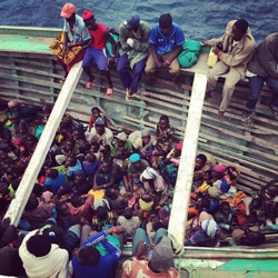 船でタンガーニカ湖を渡るブルンジ難民たち。
