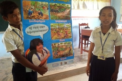 チサン小学校の4年生に、地雷の危険性について教えるバンナさん・スレイモンさん(17歳)。