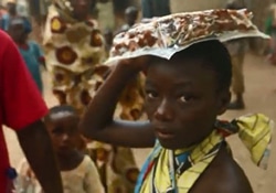 タンザニアのカグンガにある難民受け入れ地域に辿り着いたブルンジ難民の女の子。