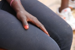 路上で暮らす、13歳のクリスティンさん。