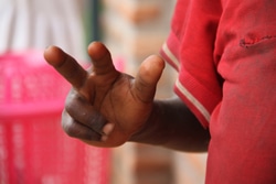 路上で暮らす、9歳のアイメ。