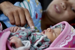 地震の被災地の病院で、6月4日に生まれた赤ちゃんと母親。