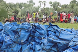 農村部に届けられた支援物資。