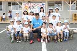 長谷部選手とあさひ幼稚園の子どもたち。