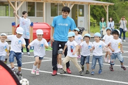 子どもたちの安全を確保するため、宅地造成工事が本格化した昨年秋以降、5km程離れたプレハブ園舎で活動中。来年秋には、長谷部選手の寄付で再建された園舎に戻る予定。