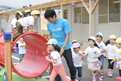 子どもたちの安全を確保するため、宅地造成工事が本格化した昨年秋以降、5km程離れたプレハブ園舎で活動中。来年秋には、長谷部選手の寄付で再建された園舎に戻る予定。