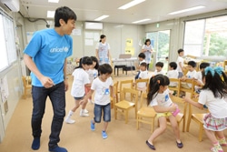 子どもたちの安全を確保するため、宅地造成工事が本格化した昨年秋以降、5km程離れたプレハブ園舎で活動中。来年秋には、長谷部選手の寄付で再建された園舎に戻る予定。