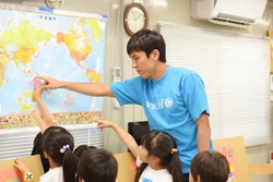 「インドネシアって、どこだか知ってる？」「津波でお船がお家の屋根の上に流されちゃったんだよ」　バンダ・アチェの様子を報告する長谷部選手。