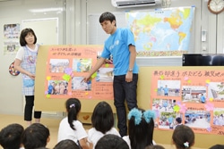 「インドネシアって、どこだか知ってる？」「津波でお船がお家の屋根の上に流されちゃったんだよ」　バンダ・アチェの様子を報告する長谷部選手。