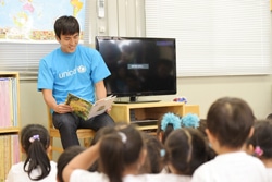 インドネシア民話『まめじかカンチルの冒険』を読み聞かせ中の長谷部選手。終了後、「シカとカタツムリの声が同じになっちゃったな」と反省の弁。