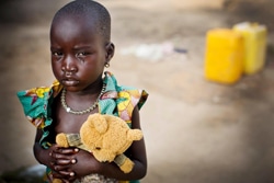 避難民キャンプに身を寄せる3歳の子ども。