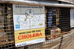 店先に貼られたユニセフとWHOによるコレラの啓発ポスター。