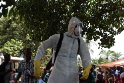 一般公開では、エボラの疑いのある人を搬送する際に着用する防護服も実際に見てもらう。