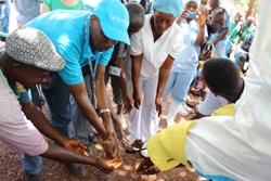 住民たちに塩素噴霧器の役割を説明するユニセフスタッフ
