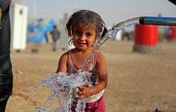 水を汲む避難民の女の子。