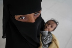 病院を訪れた親子。