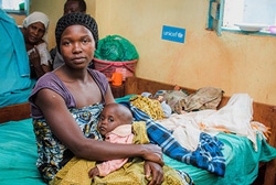 ニャルグス難民キャンプの栄養センターで治療ケアを受けるエメリーンさんの双子の娘、リディアちゃんとフロリダちゃん。