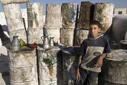 燃料工場で働く13歳のシリアの男の子。