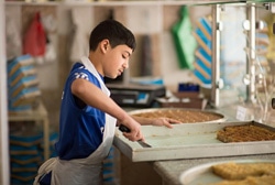家計を助けるために働くヨルダンに身を寄せる12歳のシリア難民の男の子。