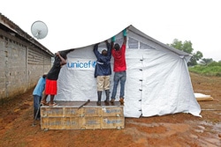 エボラ対応用のテントを建てるスタッフ。