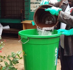 手洗い用バケツを準備。