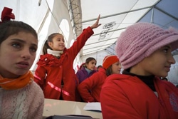 授業を受けるシリア難民の女の子。
