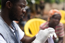 「移動診察を始めた頃は、私たちのことを怖がる村がたくさんありました」と語るニャンバラモウ医師。