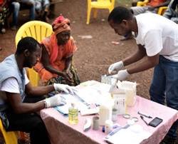 モウサファンガミャー村で仮設の診療所を設置するニャンバラモウ医師(左)とソウ医師（右）。