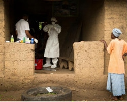 フォレカリアや周辺地域では、エボラの症状を示す人がいないか、注意深く観察が行われている。